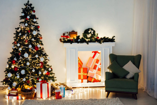 Albero di Natale con luci ghirlanda leggera e regali per il nuovo anno
 - Foto, immagini