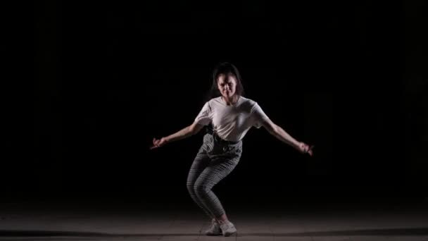 giovane ragazza felice danza voga, hip hop in studio su uno sfondo nero, isolato
 - Filmati, video