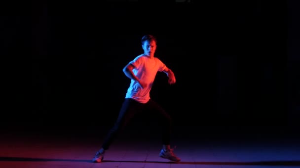 мальчик танцует брейк-данс, уличные танцы в студии на черном фоне, изолированные
 - Кадры, видео