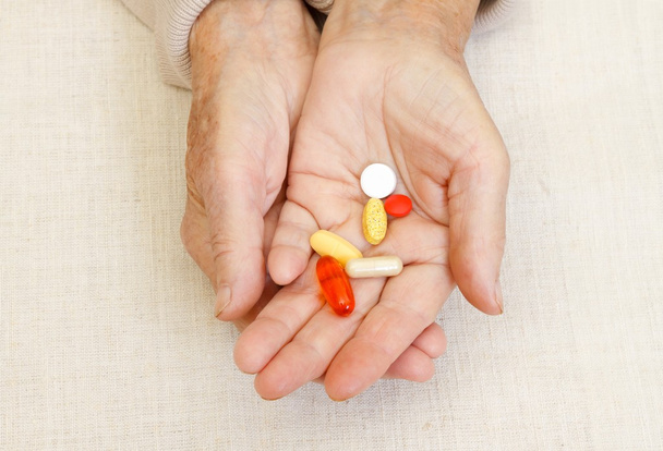 segurando pílulas
 - Foto, Imagem