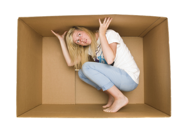 Жінка всередині картонної коробки
 - Фото, зображення