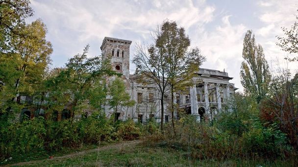 Opuštěným komplexem je Sobanský palác, obec Obodovka, Ukrajina, Vinnytsie. Michail Sobanský začal stavbu paláce stavbou domu s věží v roce1800. Neobnovuje se.. - Fotografie, Obrázek