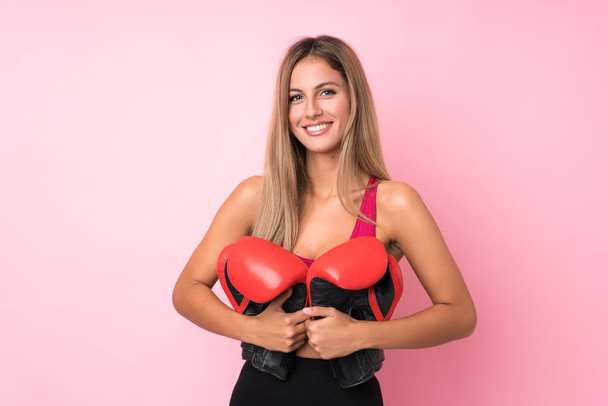 Jovem mulher loira esporte sobre isolado fundo rosa com luvas de boxe
 - Foto, Imagem