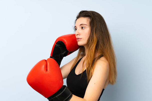 Jeune fille brune avec des gants de boxe sur fond isolé
 - Photo, image