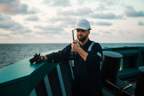 Oficial de convés marinho ou companheiro principal no convés de navio ou navio offshore - Foto, Imagem