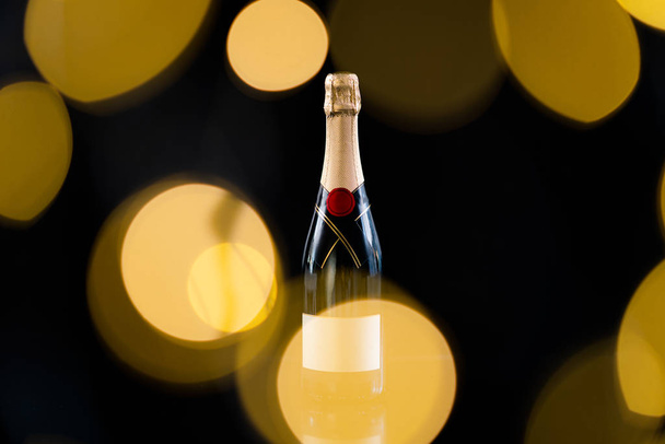 Luxus-Champagnerflasche mit weißem Etikett und atmosphärischem l - Foto, Bild