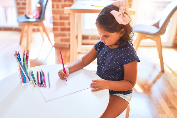 Belle fille tout-petit dessin dessin mignon à l'aide de crayons de couleur à la maternelle
 - Photo, image