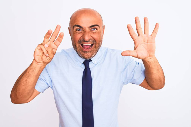Средневековый бизнесмен в галстуке, стоящий на изолированном белом фоне и показывающий пальцами номер восемь, улыбаясь уверенно и счастливо
. - Фото, изображение