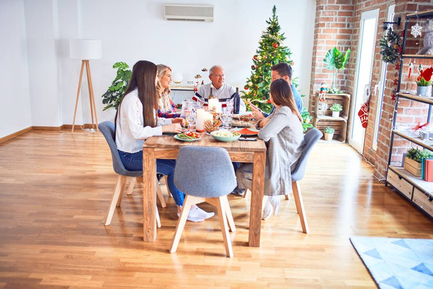 Bonita reunião familiar sorrindo feliz e confiante. Comer peru assado comemorando o Natal em casa
 - Foto, Imagem