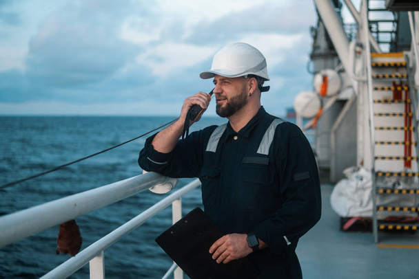 Офіцер морської палуби або головний помічник на палубі морського судна або судна
 - Фото, зображення
