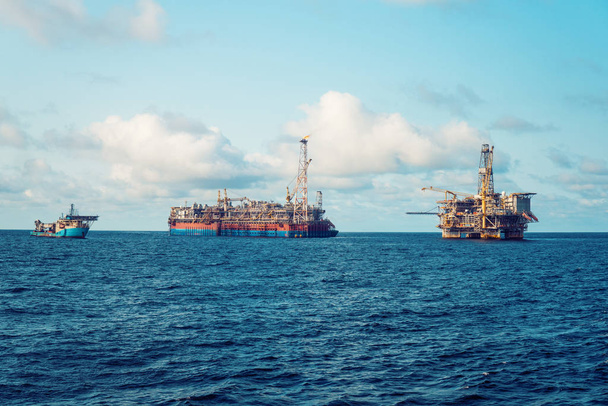 FPSO tankschip in de buurt van Oil Rig platform. Offshore olie- en gasindustrie - Foto, afbeelding