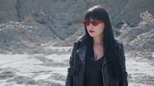 Szexi hipszter lány vagy punk, grunge fekete bőrdzsekiben - Felvétel, videó