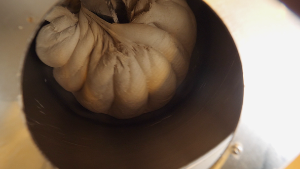 machine-outil avec pétrins de tambour pâte fraîche dans la boulangerie gros plan
 - Séquence, vidéo