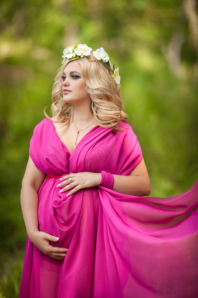 Attractive pregnant woman at nature, pregnancy girl. - Foto, afbeelding