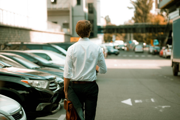 Бизнесмен прогуливается по городу
 - Фото, изображение