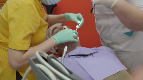Close Up Female Hands Professional Doctor Stomatologist at Work. Person Undergoes a Medical Examination and Treatment of the Oral Cavity at the Dentist. - Séquence, vidéo