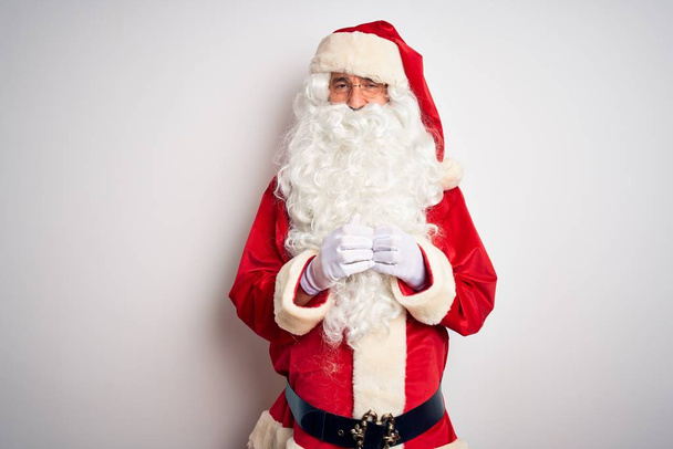Medioevo bell'uomo che indossa il costume di Babbo Natale in piedi sopra isolato sfondo bianco Mani insieme e le dita incrociate sorridente rilassato e allegro. Successo e ottimismo
 - Foto, immagini