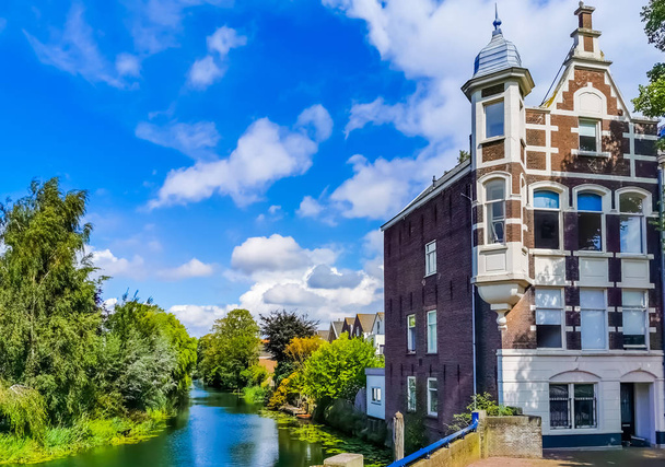 オランダのドルドレヒト運河にある古典的な住宅建築、ヴィンテージ都市建築 - 写真・画像