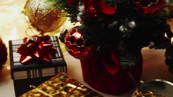 Kerstmis Feestelijke Decoratie Set. Kerstverlichting en een geschenkdoos. Dolly Slider neergeschoten. 4k - Video