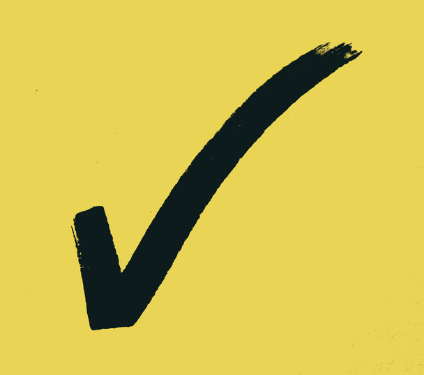 Czarny znak kontrolny na żółtym tle - Zdjęcie, obraz