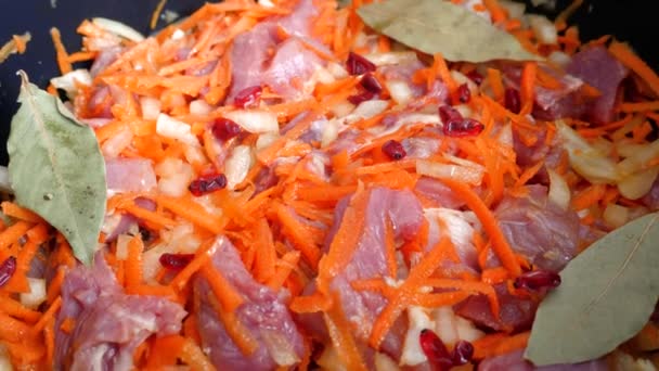 Τεμαχισμένο ωμό χοιρινό, κομμένα καρότα και κρεμμύδια με φύλλα δάφνης - Πλάνα, βίντεο