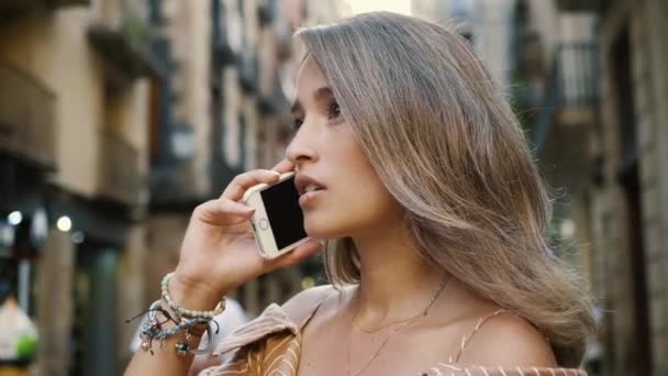 Portrait of angry woman talking mobile phone. Aggressive girl looking hand watch - Imágenes, Vídeo