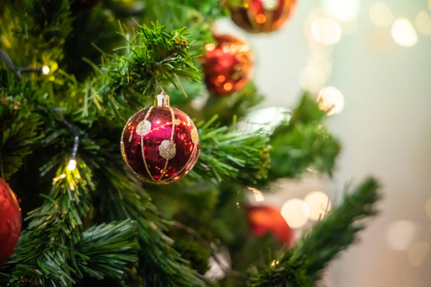 Close-up of a Christmas tree decorated. - Zdjęcie, obraz