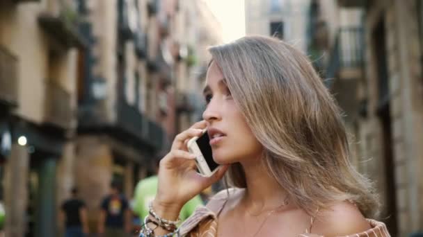 Closeup aggressive woman talking mobile phone. Angry woman feeling puzzled. - Imágenes, Vídeo