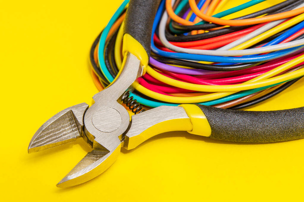 Kleště nástroj a dráty pro elektrikář detailní servis koncept opravy na žlutém pozadí - Fotografie, Obrázek