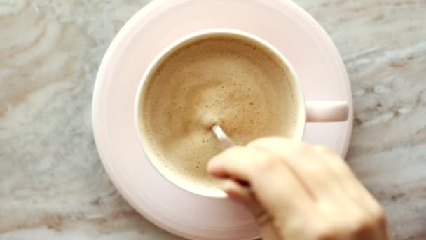 Ранкова чашка кави з молоком на мармуровій кам'яній плоскій лінії, гарячий напій на настільній плоскій лінії, вид зверху харчова відеозйомка та рецепт натхнення для приготування відеоблог
 - Кадри, відео