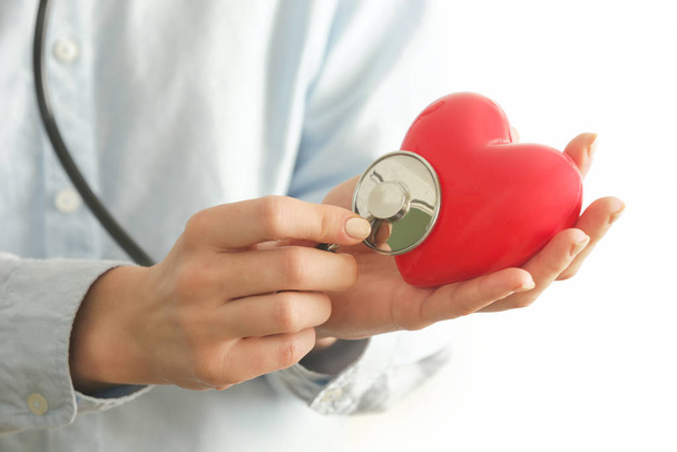 Trabajador médico que sostiene un corazón rojo como símbolo de salud, concepto de atención médica
 - Foto, Imagen