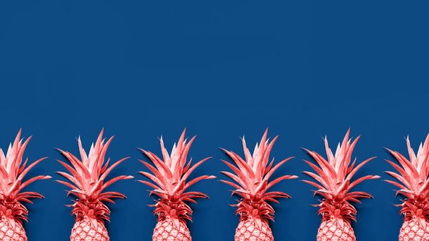 Kreatívan tónusú ananász a klasszikus kék szilárd cseppnél - Fotó, kép