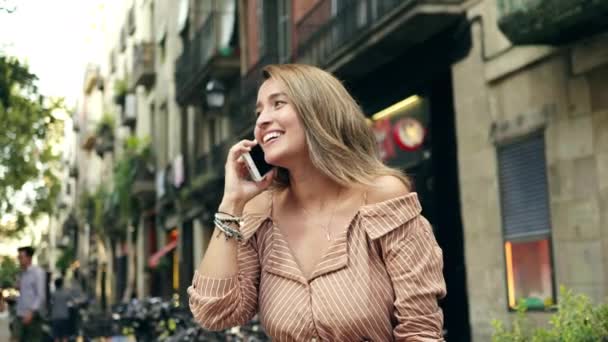 Portret van vrolijke vrouw pratende smartphone. positieve vrouw chatten mobiele telefoon - Video