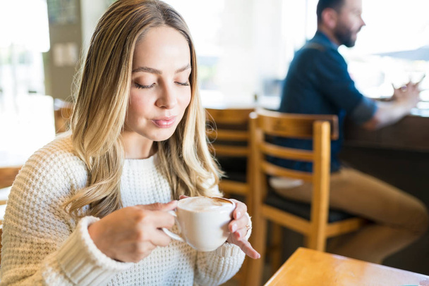 schöne junge Frau beim Kaffee im Restaurant - Foto, Bild