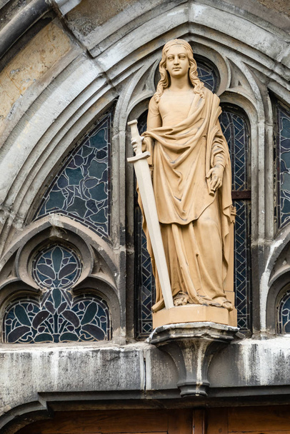 Статуя святої Варвари з мечем. - Фото, зображення