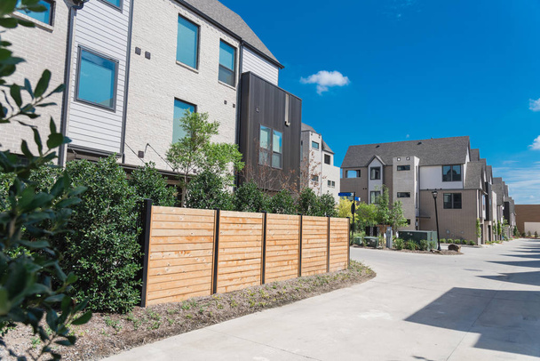 Callejón trasero de nuevas casas de tres pisos con valla de madera cerca del centro de Dallas
 - Foto, imagen