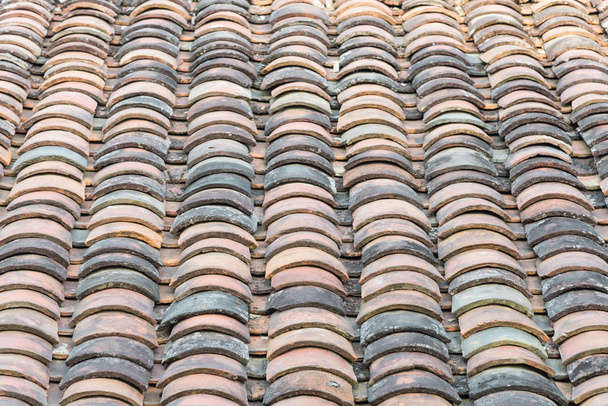 Barevné zakřivené hliněné kachlová střecha ze starobylého domu v severním Vietnamu - Fotografie, Obrázek