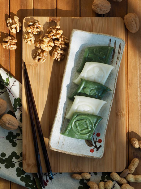 Koreański tradycyjny jeolpyeon spożywczy, ciasto poundedrice i orzech włoski - Zdjęcie, obraz