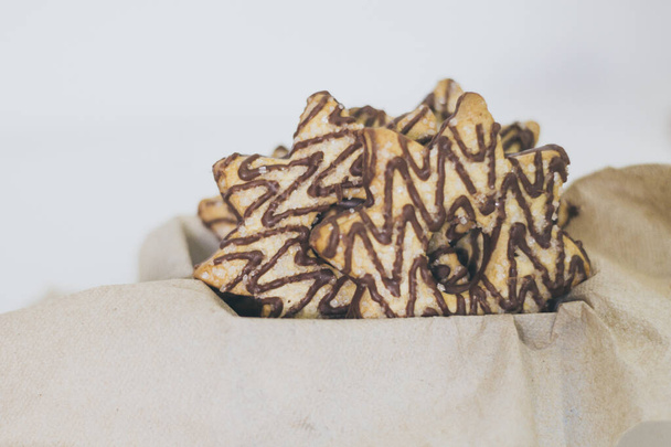 Biscotto a forma di stella con cioccolato e zucchero sulla parte superiore
 - Foto, immagini