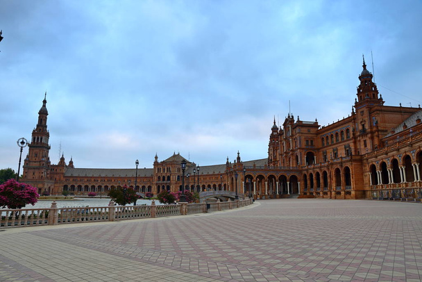 Vista panorâmica da bela arquitetura Plaza de Espana (Praça Espanhola) no Parque Maria Luisa, Sevilha, Espanha
. - Foto, Imagem