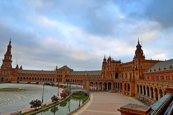 Vista panorámica de la hermosa arquitectura Plaza de España en el Parque María Luisa, Sevilla, España
. - Foto, Imagen