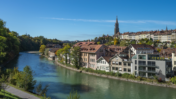 スイスのベルン旧市街の景色を望むベルン市のスカイライン時間の経過. - 映像、動画