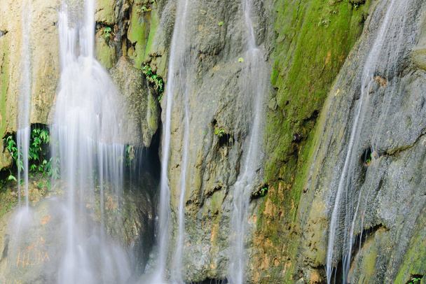 Sterke melkachtige stroom stroomt door cascade close-up bij Thac Voi waterval, Thanh Hoa - Foto, afbeelding
