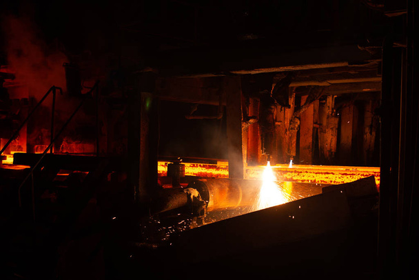 Horké červené ocelové sochory při řezání pochodní. Pozadí kovářského a metalurgického průmyslu. - Fotografie, Obrázek
