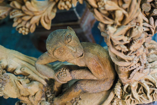 Obrázek opice vyřezávané z týkového pohledu shora. - Fotografie, Obrázek
