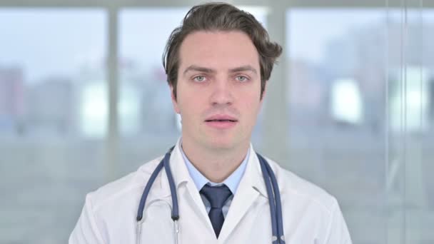 Portret młodego lekarza mówiący "Nie ze znakiem palca" - Materiał filmowy, wideo