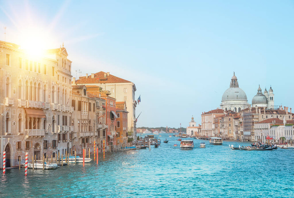 Вспышка солнца и старый собор Санта Мария делла Салют. Красочный вид на Венецию для исторического архитектурного фона
. - Фото, изображение