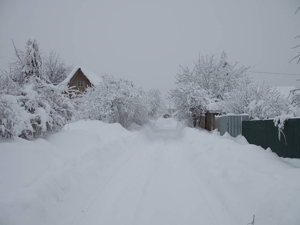 Route blanche neige vers le village en hiver - Photo, image