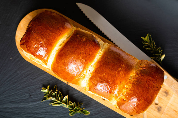 Concepto de comida casera trenza de pan horneado fresco jalá o brioche
 - Foto, Imagen
