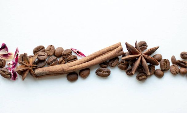 Кофейные зерна с корицей и звездный анис. Целые зерна с ароматическими специями, жареный кофе, размытие
. - Фото, изображение